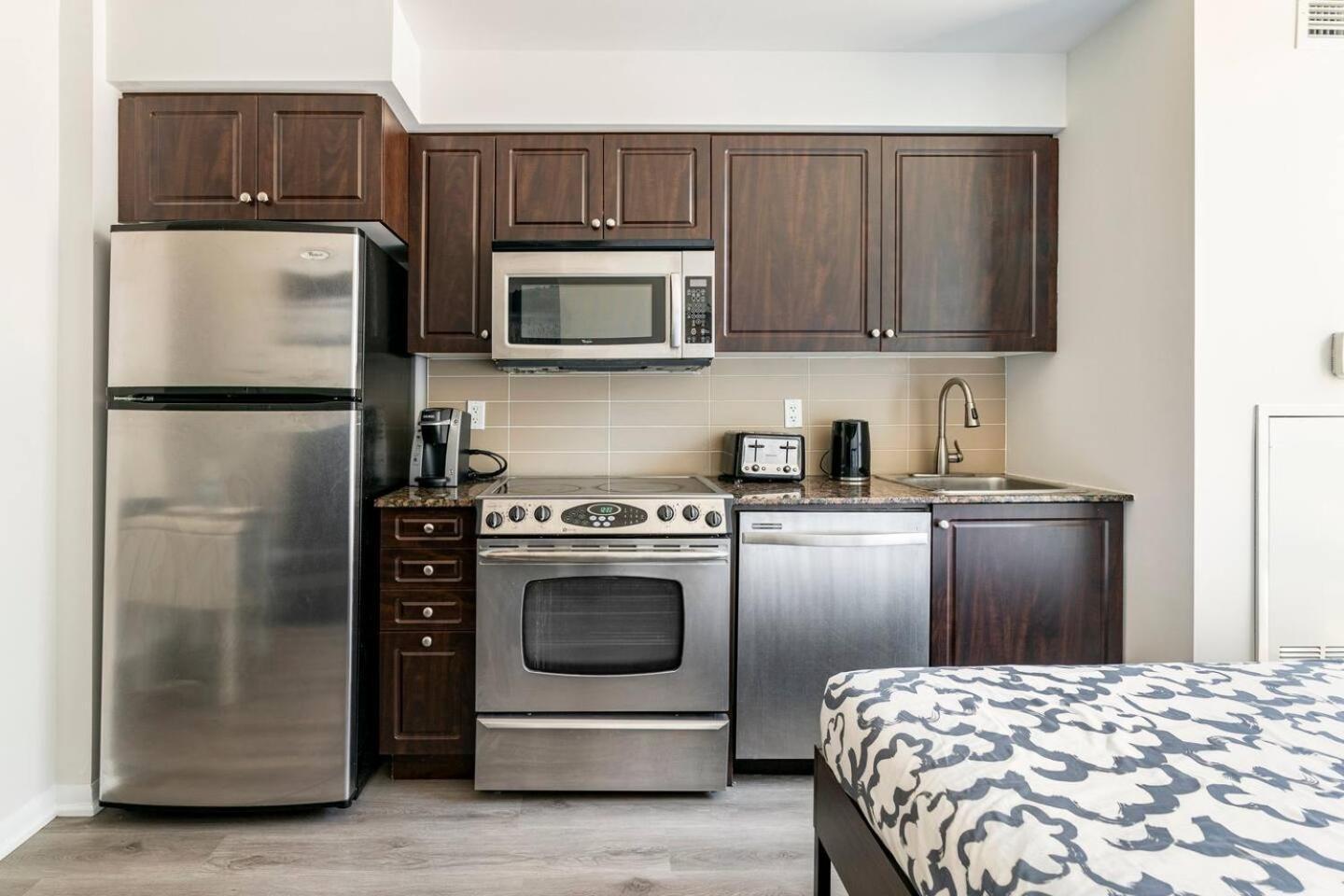 Luxury Suites Steps To Cn Tower Τορόντο Εξωτερικό φωτογραφία